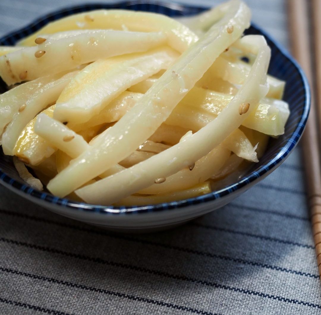 Doraji Namul (Koreansk sauté ballongblommarot)