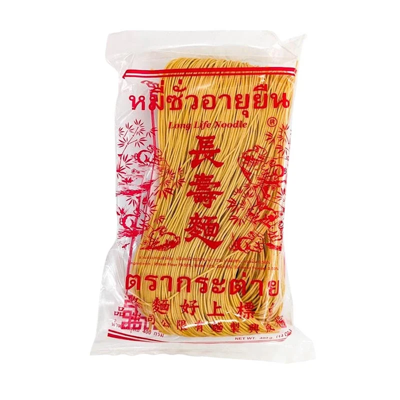 En påse med långa nudlar, traditionellt använda för att laga Changshou Mian, en kinesisk rätt symboliserande långt liv.
