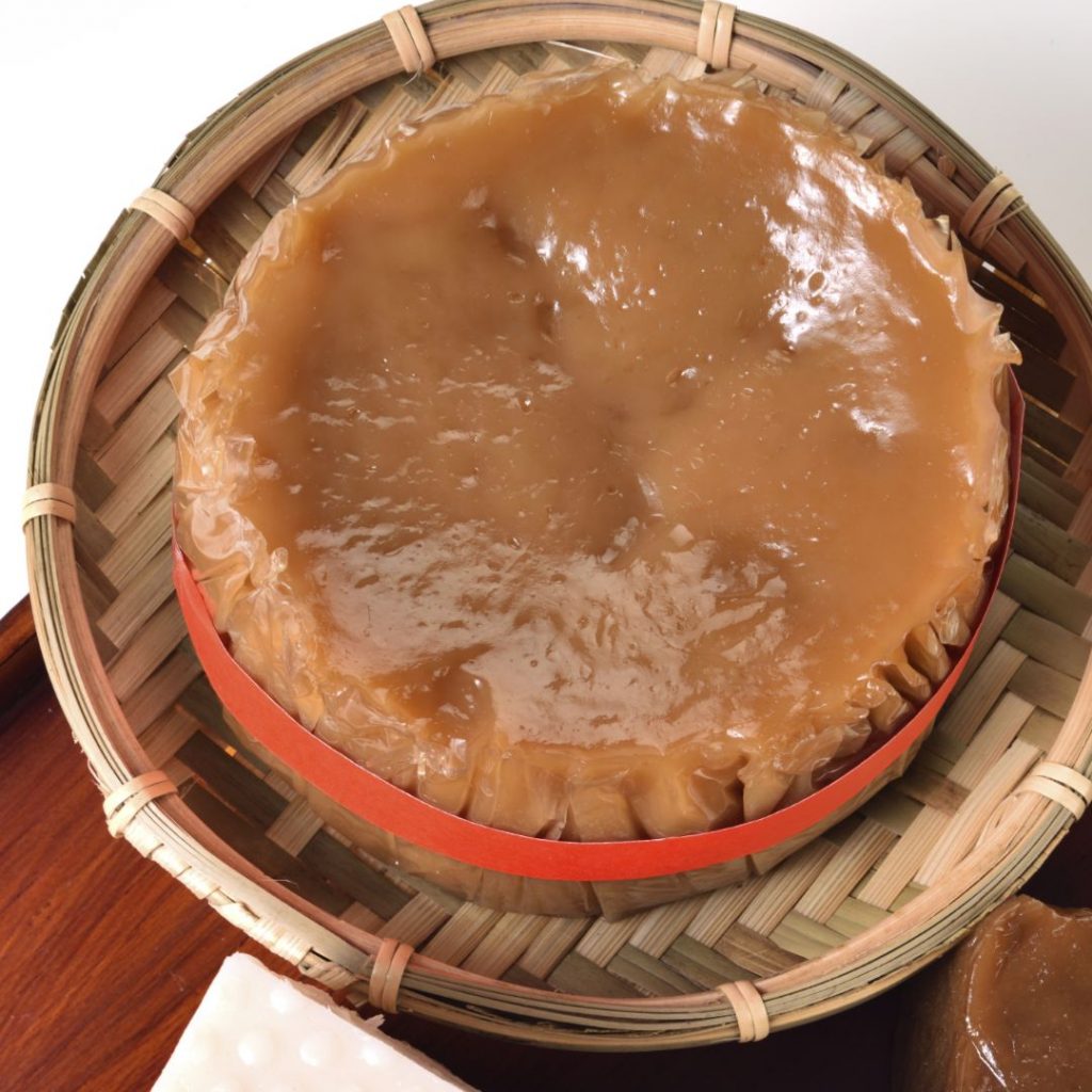 En rund brun Niangao, klibbig riskaka, symboliserar framgång och lycka under nyåret