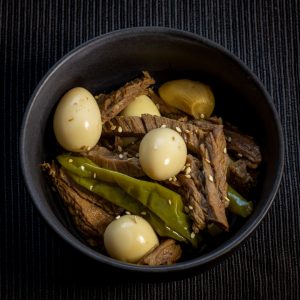 En skål med Jangjorim, sojainlagd nötkött med en rik och salt smak, med vaktelägg