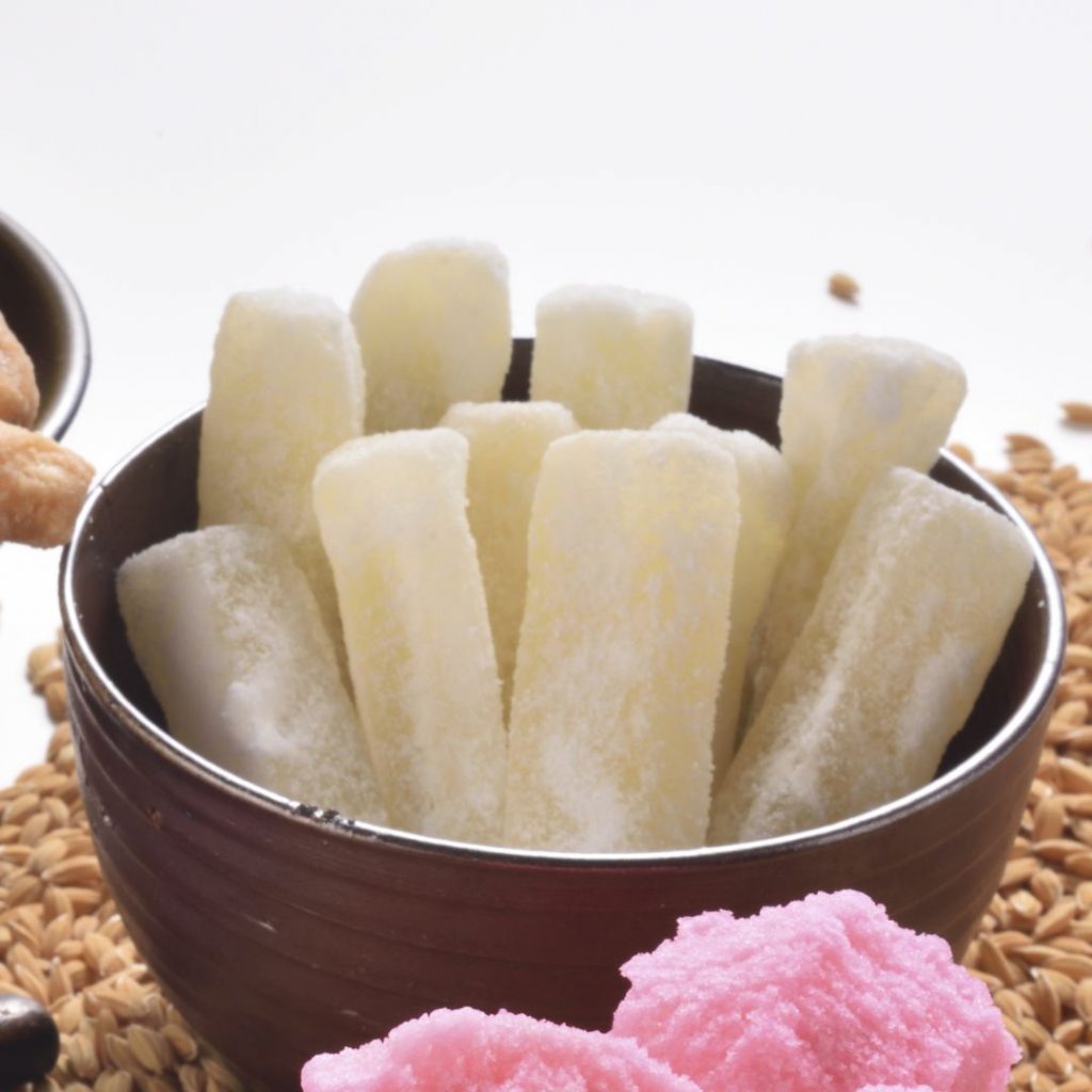 En skål med Kanderad vintermelon, en söt och genomskinlig delikatess för högtider