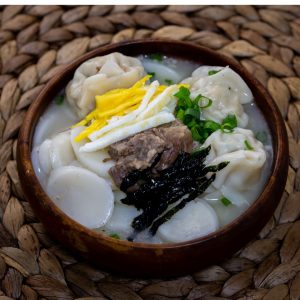 En skål med Seollal manduguk, en koreansk soppa med dumplings serverad på nyårsdagen