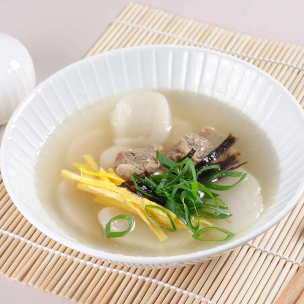 En skål med Seollal tteokguk, en soppa med ris kakor som symboliserar ett nytt år