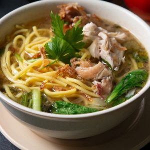 En skål med changshou mian, långa nudlar som symboliserar långt liv, serverade med kyckling och grönsaker