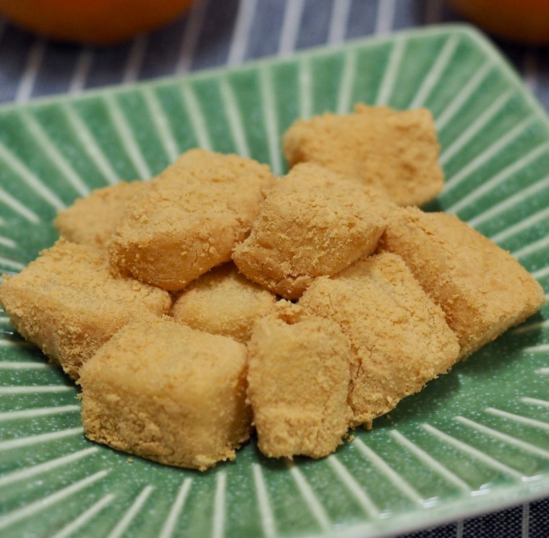 Injolmi (Koreansk riskaka i sojabönspulver)