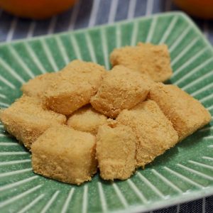En skål med koreanska injeolmi, mjuka riskakor täckta med rostade sojabönspulver, en traditionell dessert