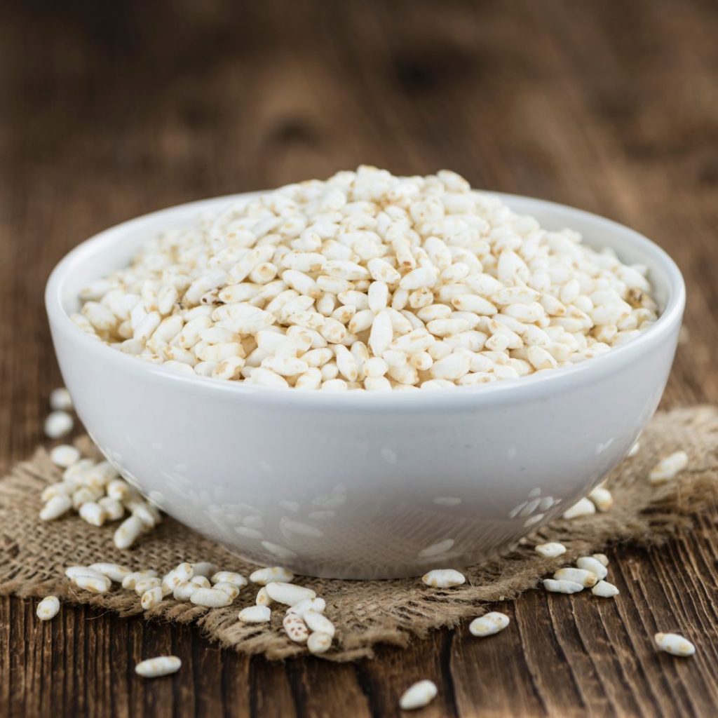 En skål med puffat ris, krispiga riskorn som används i snacks eller som topping för desserter och sallader