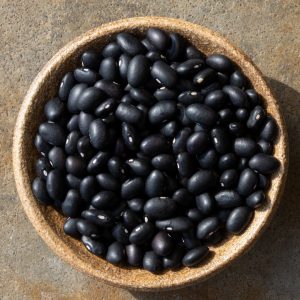 En skål med torkade svarta bönor matta och fina för tillagning i olika maträtter..jpg