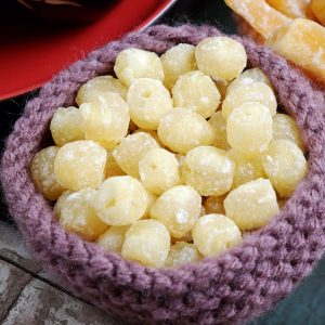 En stickad skål med Kanderade lotusfrön, söta och glaserade för en perfekt festlig snack