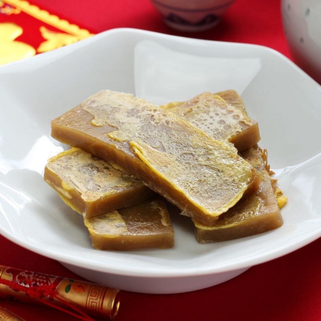 En tallrik av Skivad och stekt niangao doppad i ägg för en gyllene och mjuk konsistens
