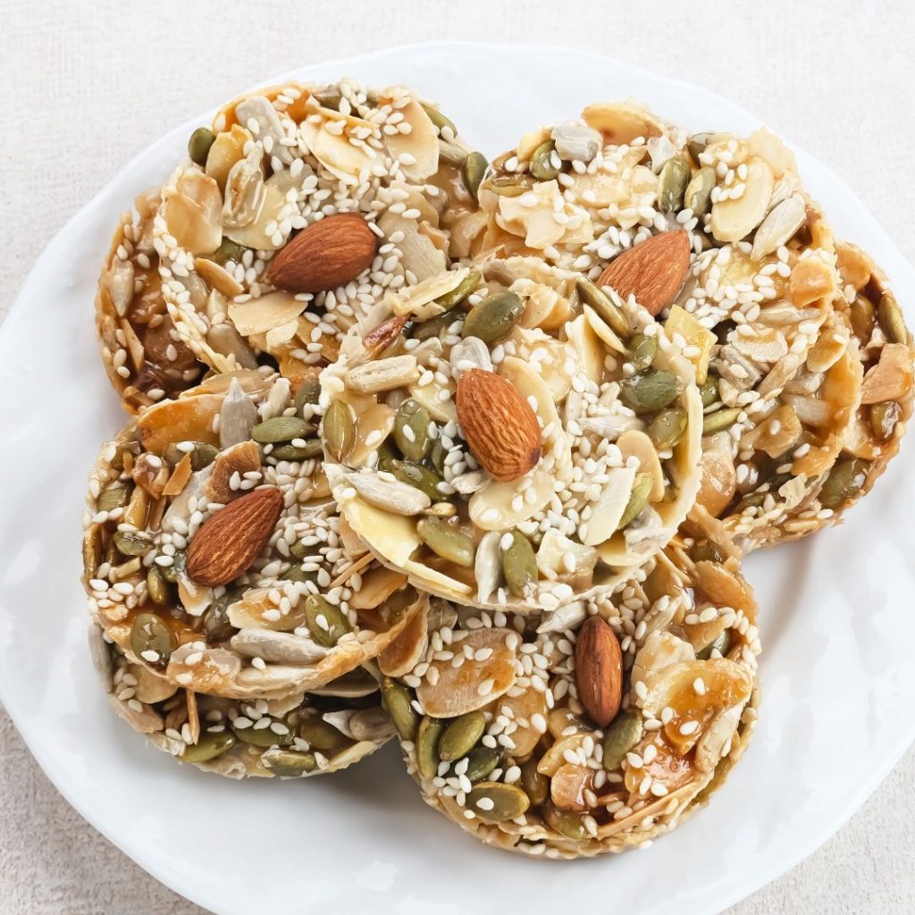 En tallrik med Florentin med mandel- och pumpafrön, en spröd och karamelliserad godsak