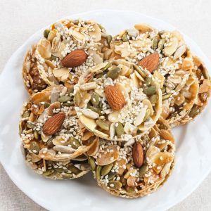 En tallrik med Florentin med mandel- och pumpafrön, en spröd och karamelliserad godsak