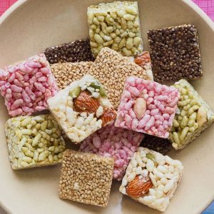 En tallrik med Gangjeong, knapriga koreanska riskakor täckta med socker eller honung, serverade som en festlig snack