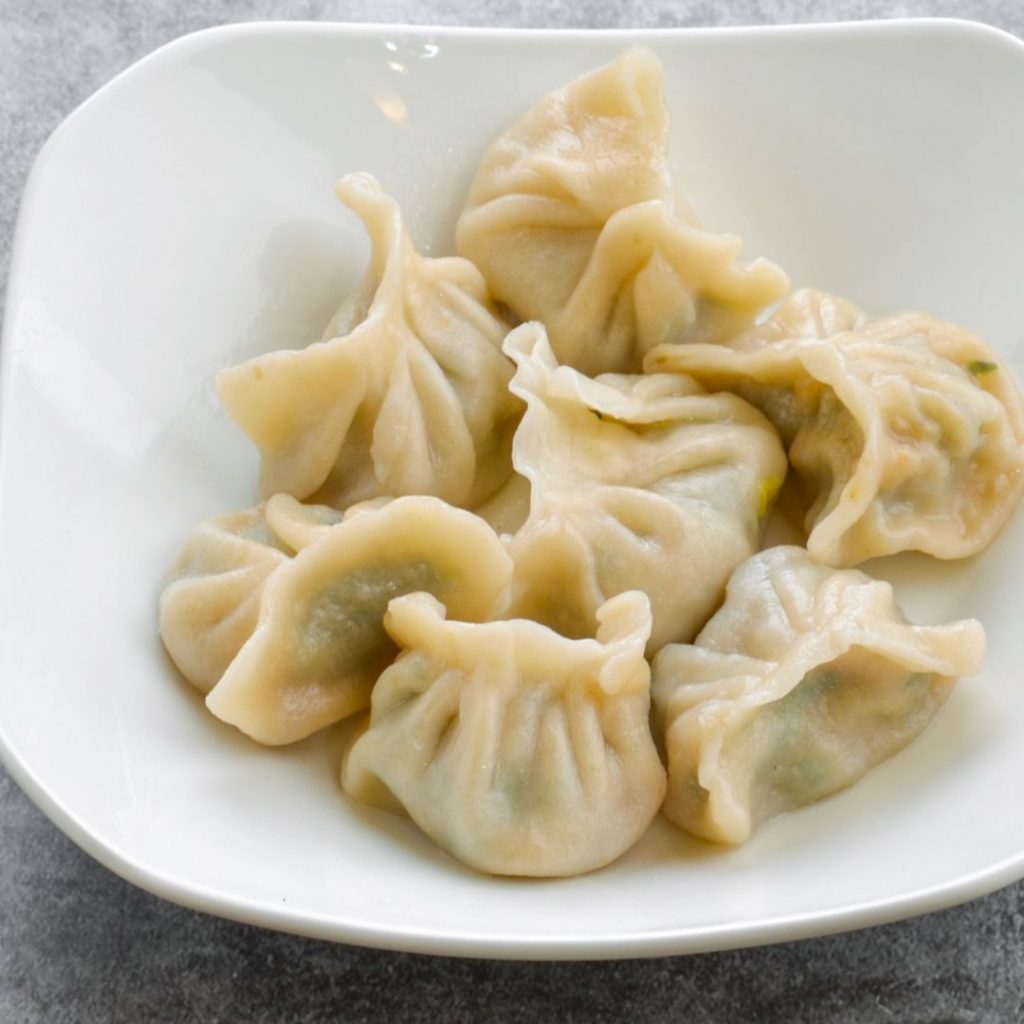 En tallrik med Jiaozi, ångade dumplings fyllda med kött och grönsaker, en klassiker för nyår.