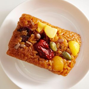 En tallrik med Yaksik, koreansk söt rismix med dadlar, kastanjer och nötter, en näringsrik dessert