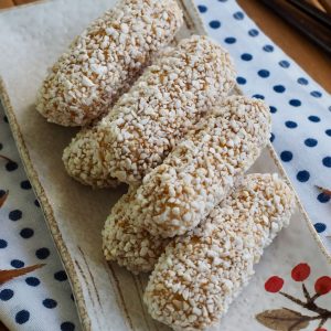 En tallrik med Yugwa, koreanska puffade riskakor täckta med socker eller honung, en traditionell dessert