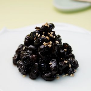 En tallrik med kong jang, koreanska svarta bönor tillagade i en söt och salt sås