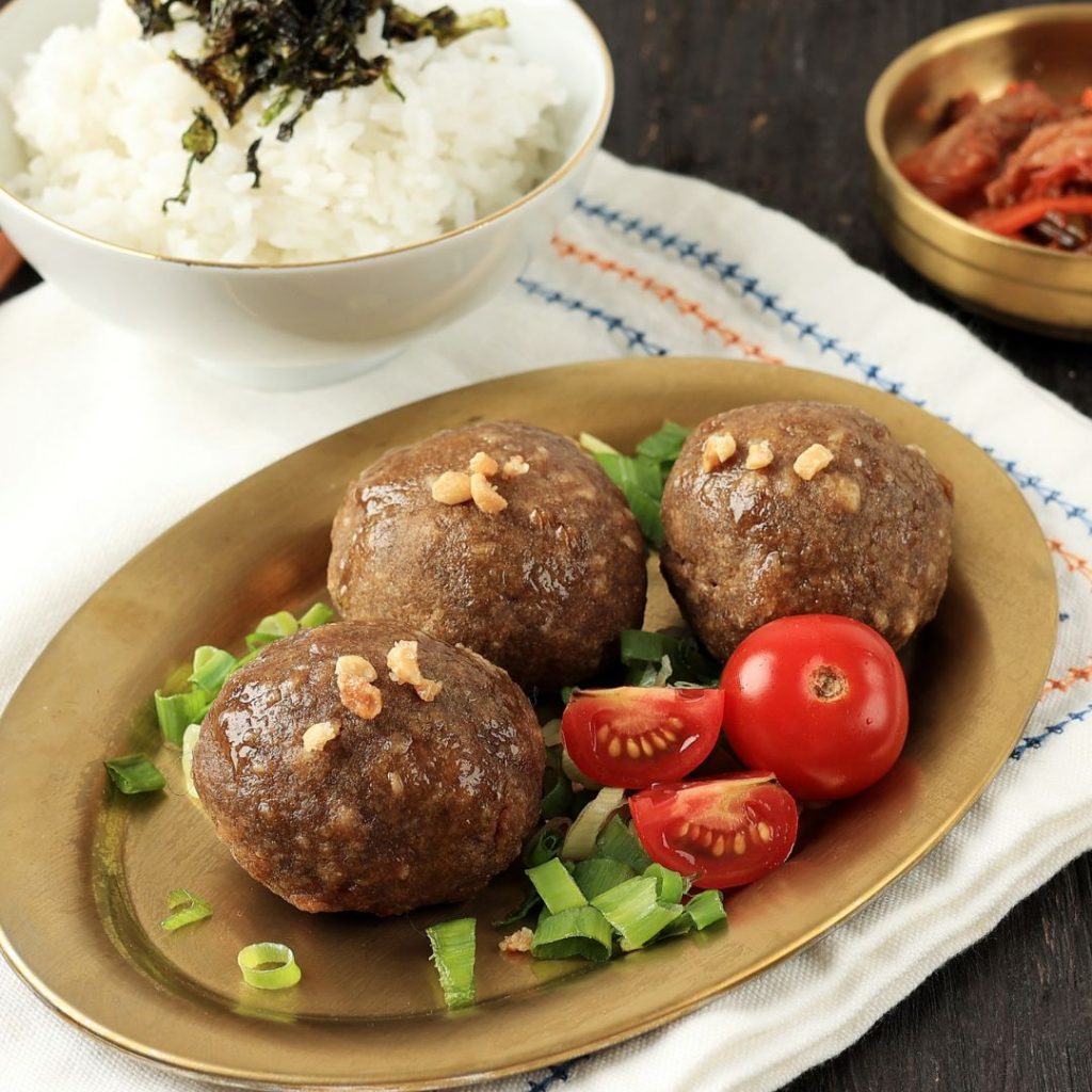 En tallrik med tteokgalbi, grillade biffar av marinerad köttfärs, en koreansk specialitet.