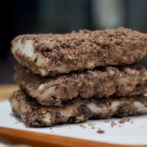 En tallrik sirutteok med färska koreanska ångade riskakor med lager av bönor och fylliga, naturliga smaker