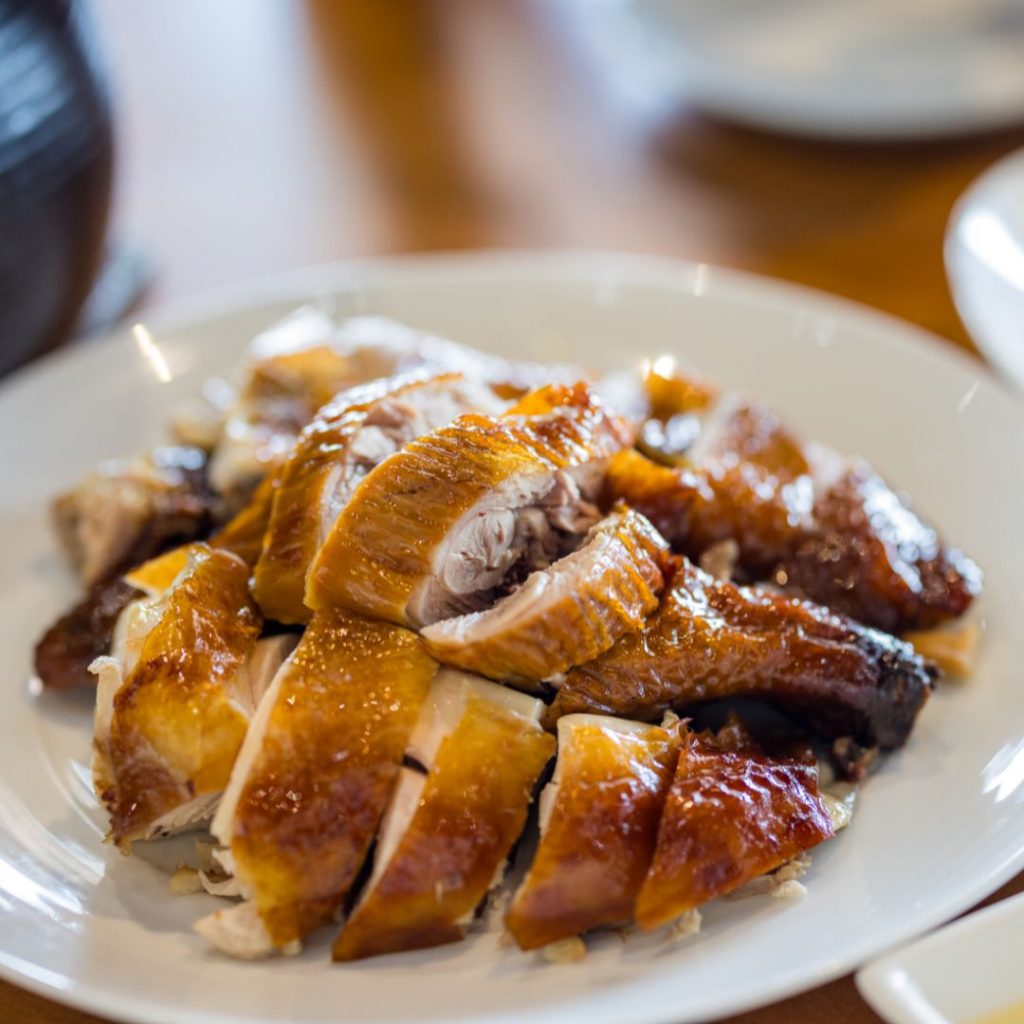 Ett fat av Kyckling tillagad i sojasås och ingefära, en klassisk och smakrik kinesisk rätt