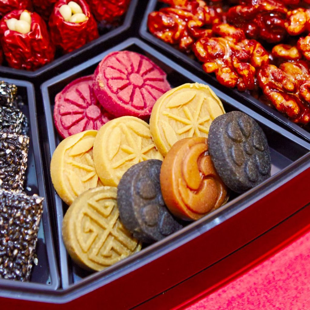 Ett fat med Dasik, små pressade kakor i olika färger och former, serverade på ett fat som ett sött te-tillbehör