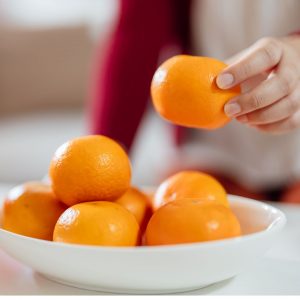 Ett fat med Mandariner, symboler för lycka och framgång, i sin skinande orangea skal.