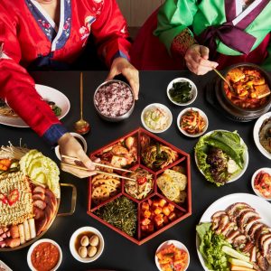 Ett koreanskt bapsang, ett traditionellt bord fyllt med ris, koreansk grytor och mångfald av sidorätter.