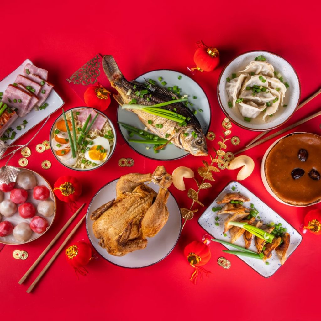 Ett rikt kinesiskt nyårsbord fyllt med traditionella rätter och delikatesser för festligheten