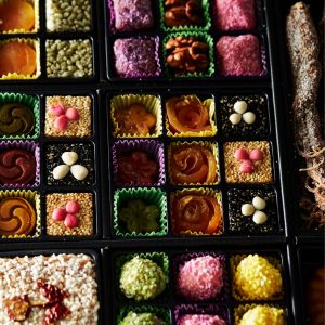 Ett serveringsset av hangwa med koreanska traditionella sötsaker och kakor, perfekt för högtider och ceremonier