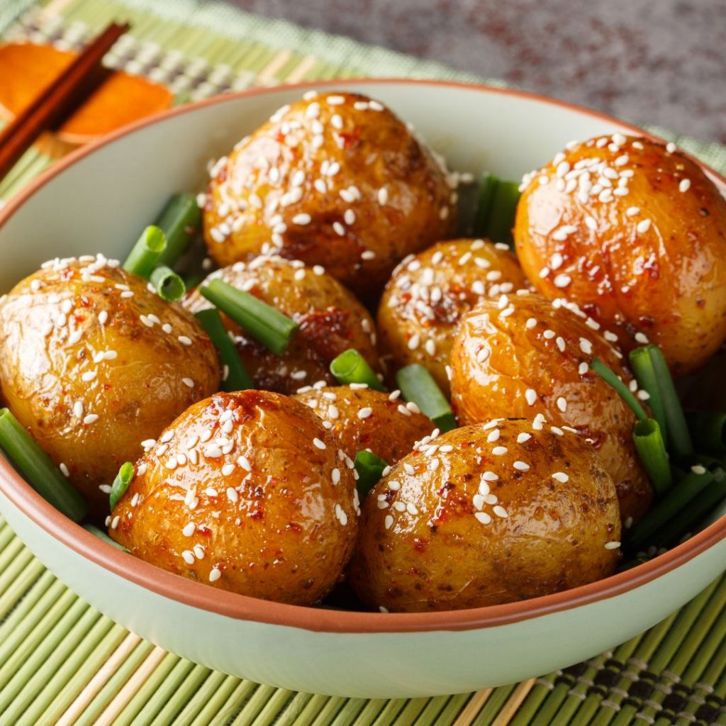 Ett tallrik med Gamja jorim, potatis i en glaserad sojasås med en söt och salt balans.