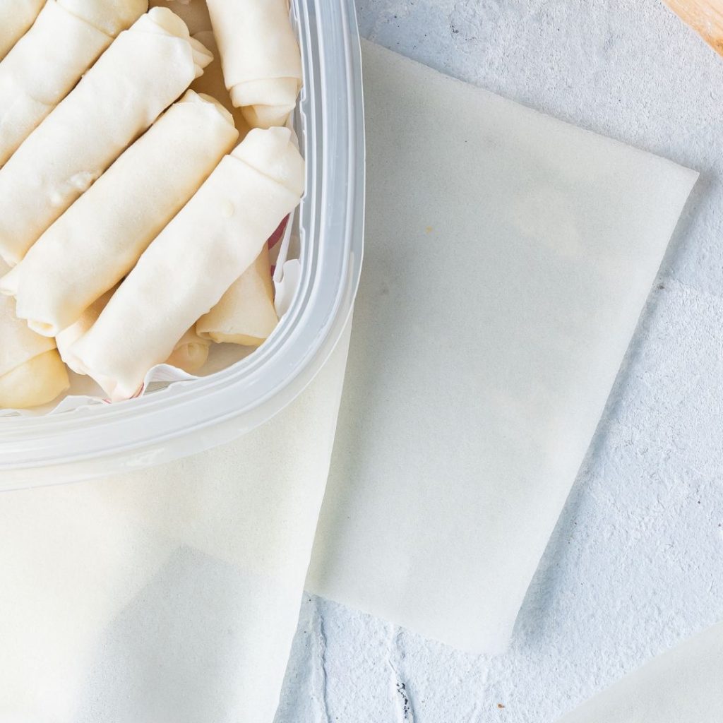 Ett tunt blad av flexibla vårrulle wrap, perfekta för att göra krispiga vårrullar eller färska sommarrullar.