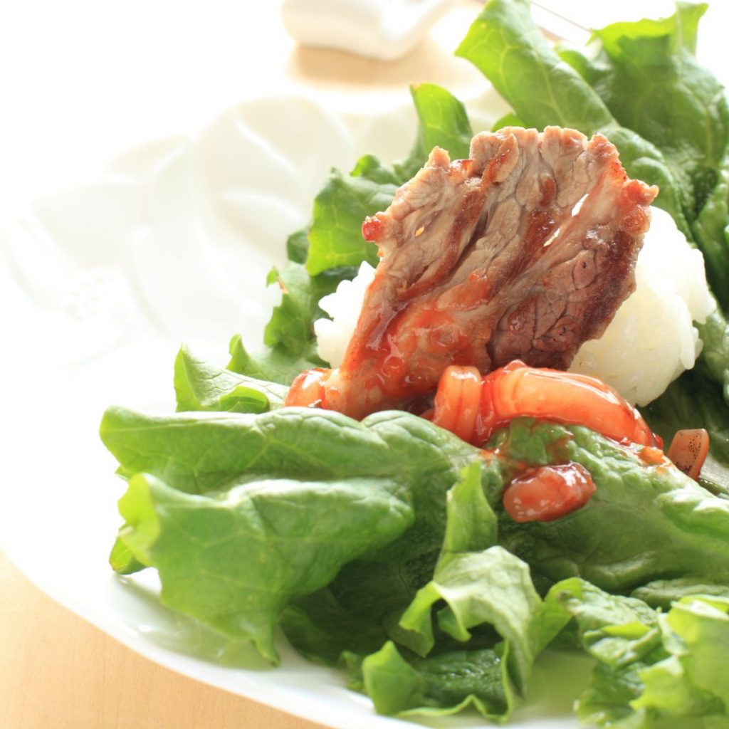 Koreansk ssambap, små risbollar insvepta i salladsblad och toppade med kött, kimchi eller ssamjang