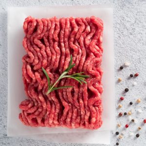 Nötfärs på papper, bald i fins strimlor för matlagning, perfekt och fin färs i maträtter.