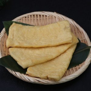 Aburaage, tunna skivor av tofu som friterats till en gyllenbrun färg, används ofta i japanska rätter som inarizushi och oden