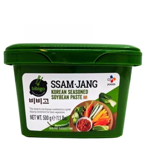 En burk ssamjang, kryddig och smakrik koreansk dippsås gjord av doenjang, gochujang, vitlök och sesamolja.