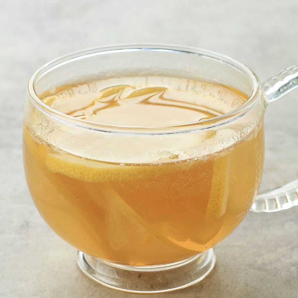 En kopp varm yuja cha, en koreansk citrusdryck gjord på yuja-marmelad, känd för sin friska och uppiggande smak