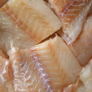 En närbild på färska bitar av torsk, redo att användas i soppor, grytor eller stekta rätter.