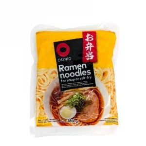 En påse japanska färska ramennudlar, perfekta för att skapa autentiska och smakrika ramenrätter med mjuk och seg konsistens.