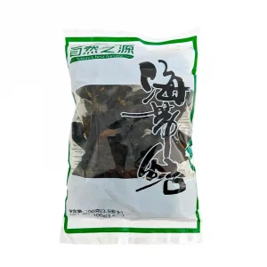 En påse med kombu, mörkgrön och torkad sjögräs, används i asiatiska soppor och buljonger för umamirik smak.