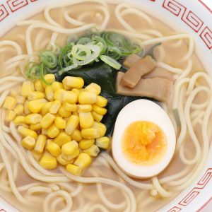 En rykande skål med miso ramen, fylld med nudlar, smakrik misobuljong och olika toppings som ägg och grönsaker