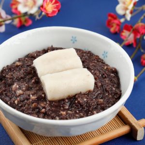 En skål av Japansk shiruko, en len och söt röd bönsoppa med mjuka mochi-bitar, populär som vinterdessert