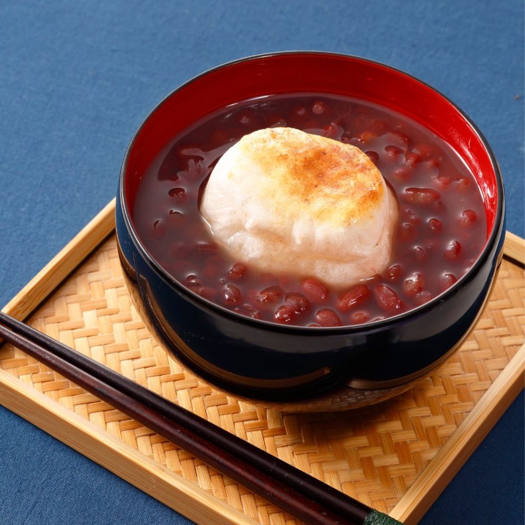 En skål med japansk zenzai, en söt röd bönsoppa med mochi, serverad varm och tröstande under kalla dagar.