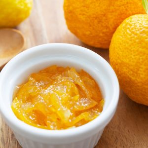 En skål med yuja cheong, en syrlig och söt koreansk citronmarmelad, perfekt för te eller som smaksättning i mat