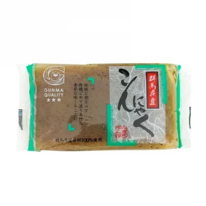 Ett block av konnyaku, en geléaktig japansk matvara gjord av konjaksrot, känd för sin fasta textur och låga kaloriinnehåll.