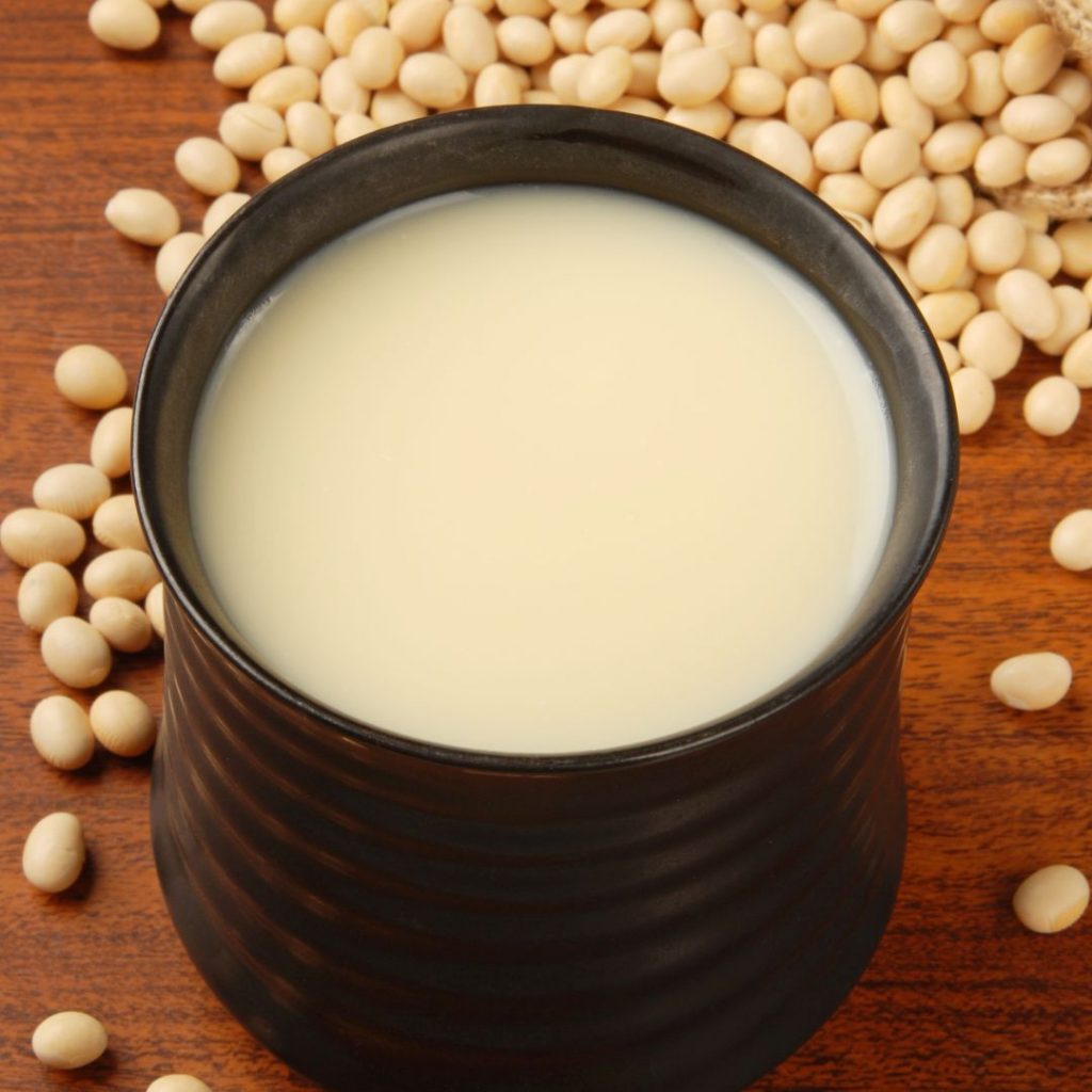 Ett glas japansk kinako milk, en krämig dryck med rostad sojamjöl och sötma, populär för sin nötiga smak