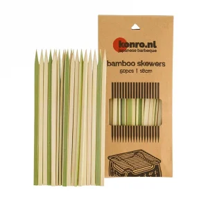 Ett paket bambuspett, släta och hållbara, perfekta för att trä upp grillspett eller använda i japansk och asiatisk matlagning.