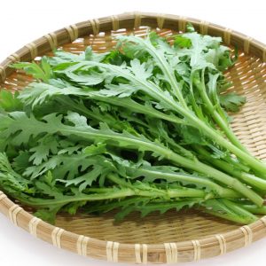Färska krysantemumblad, en grönsak med en lätt bitter smak, populär i asiatiska soppor och sallader