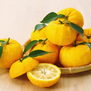 Färska yuja-frukter, en koreansk citrusfrukt med en intensiv doft och smak, används i både mat och dryck.