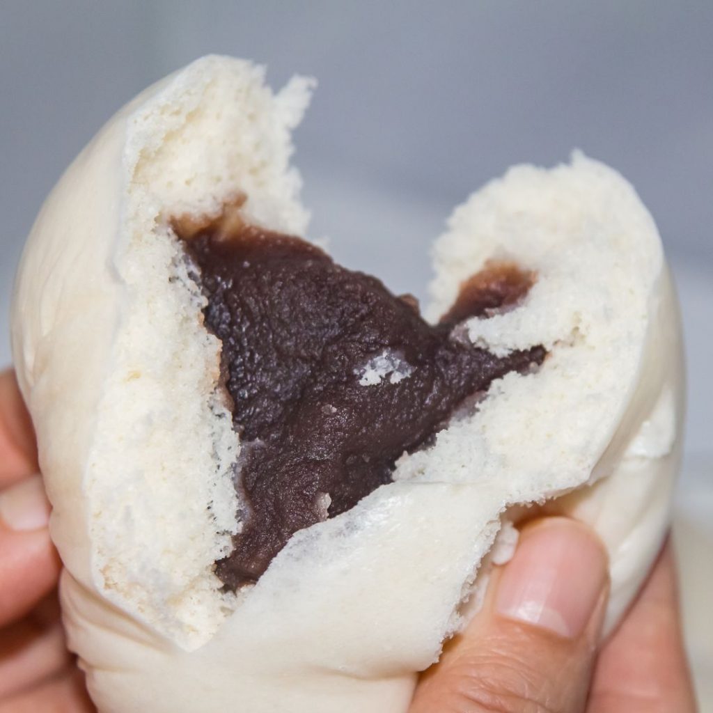 Fluffiga koreanska jjinpang, ångkokta bullar med en mjuk och luftig konsistens, ofta fyllda med söt bönpasta