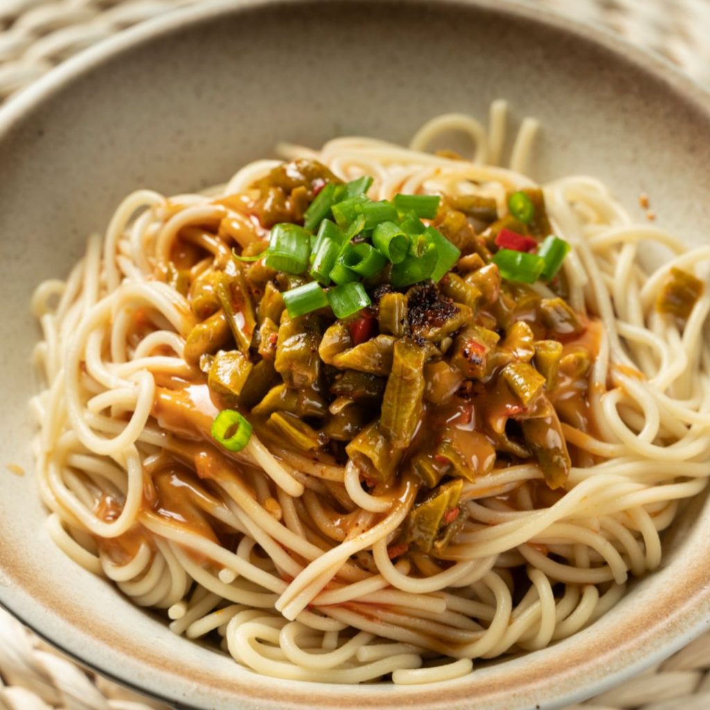 Hot Dry Noodles, Re Gan Mian, en frukosträtt från Wuhan med nudlar täckta i sesampasta, chiliolja och syltade grönsaker